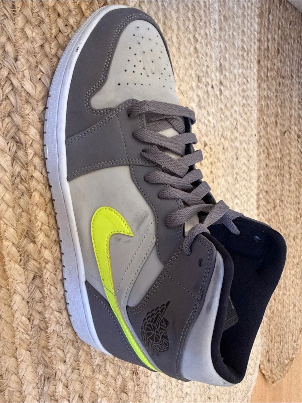 EUC: Jordan - Air Jordan 1 Mid 'Gunsmoke Volt', sz. 9.5M